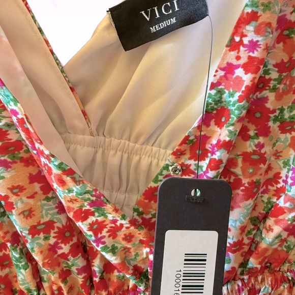 NWT Vici Mila Flared Sleeve Playsuit in White Floral Size Medium - Picture 7 of 12
